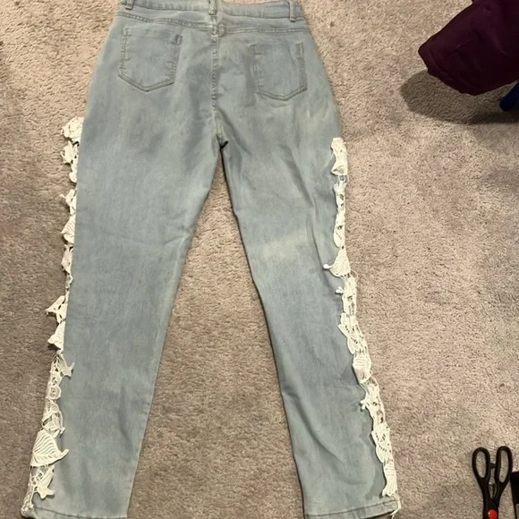 Jeans With White Lace Detail - Picture 9 of 12